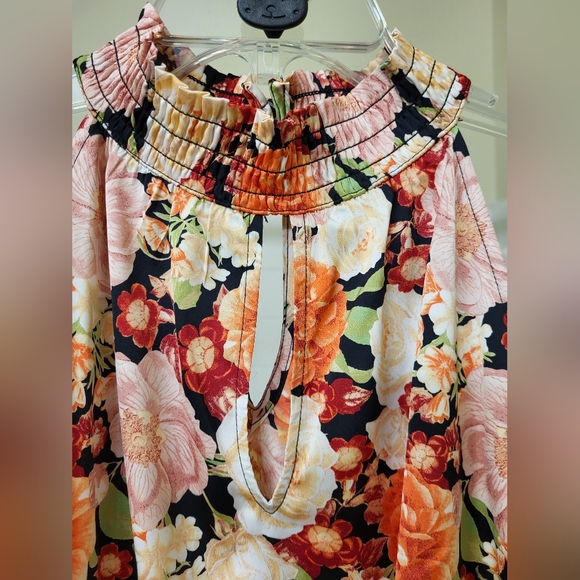 Smocked sleeveless summer floral top with keyhole neckline front & back. Size XL - Picture 4 of 14